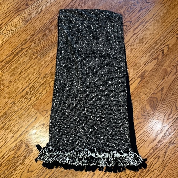 Woman’s Thick Oversized Scarf - Picture 1 of 3